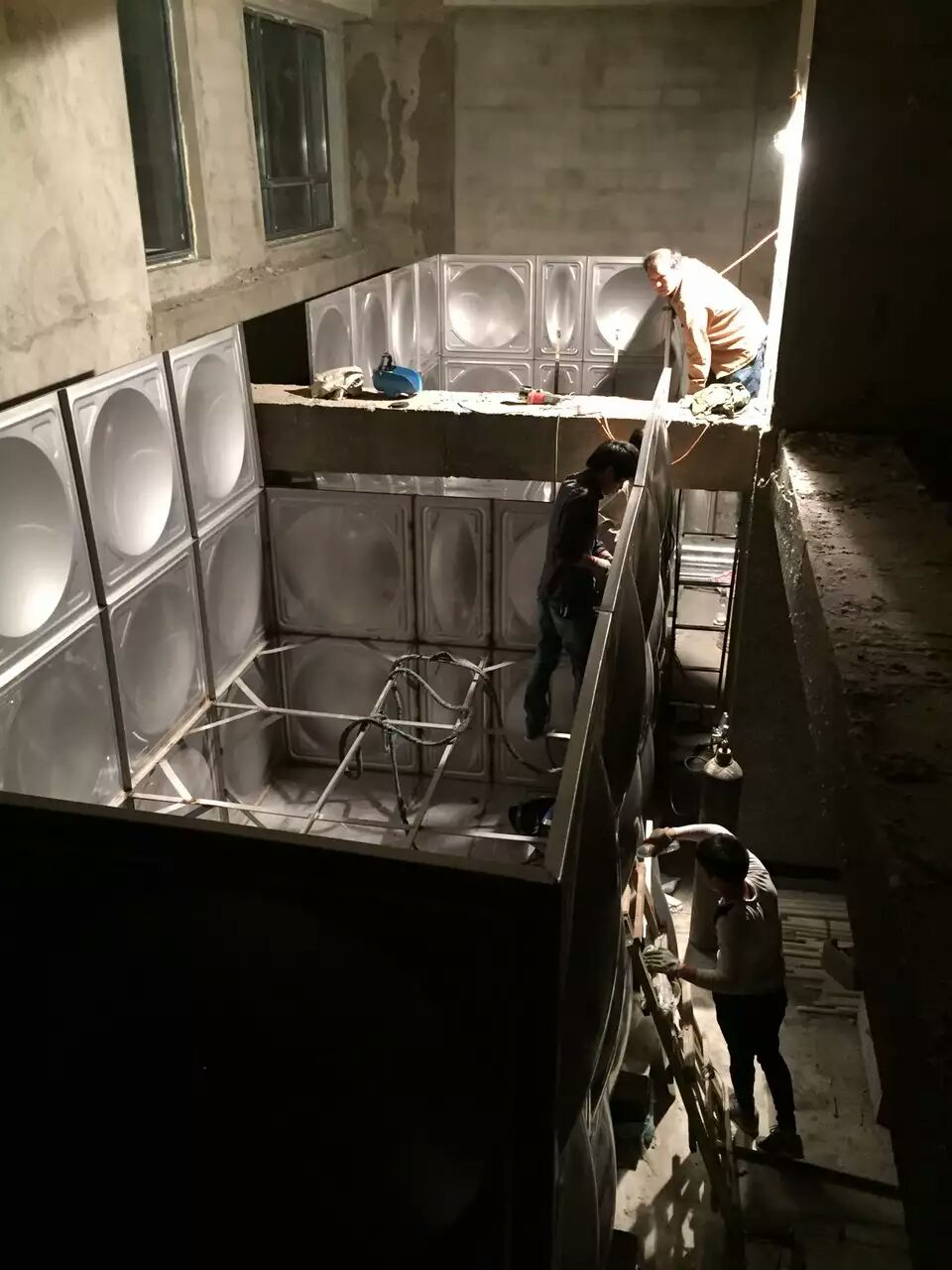 公司承接哈尔滨市巴思特健身俱乐部不锈钢水箱2台